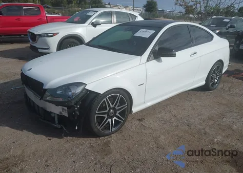 2014 Mercedes-Benz C 250 из США, поврежденный, VIN WDDGJ4HB7EG204436